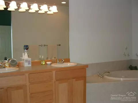 8564 Forest Ridge Loop, Redmond, OR 97756 photo 10