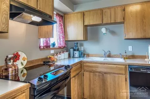 65174 76th St, Bend, OR 97701 photo 9