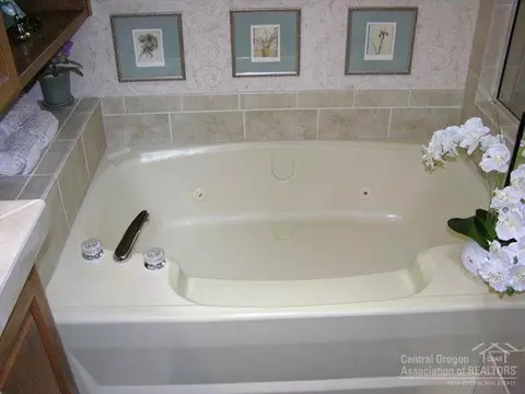 61015 Springcrest Dr, Bend, OR 97702 photo 9