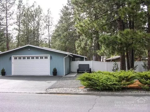 61015 Springcrest Dr, Bend, OR 97702 photo 2