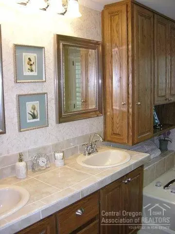 61015 Springcrest Dr, Bend, OR 97702 photo 8
