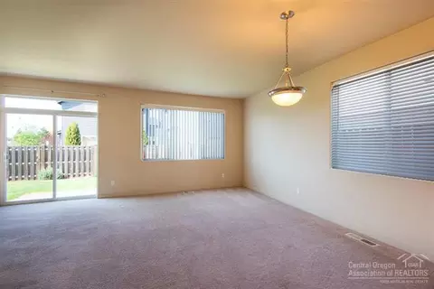 827 NE Locksley Dr, Bend, OR 97701 photo 9