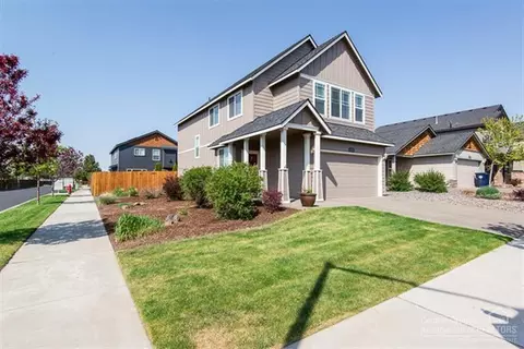 827 NE Locksley Dr, Bend, OR 97701 photo 1