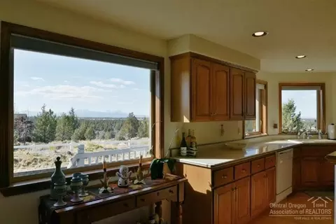60445 Sunridge Dr, Bend, OR 97702 photo 2