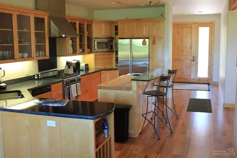 61824 Fall Creek Loop, Bend, OR 97702 photo 2