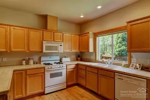 21344 Oakview Dr, Bend, OR 97701 photo 6