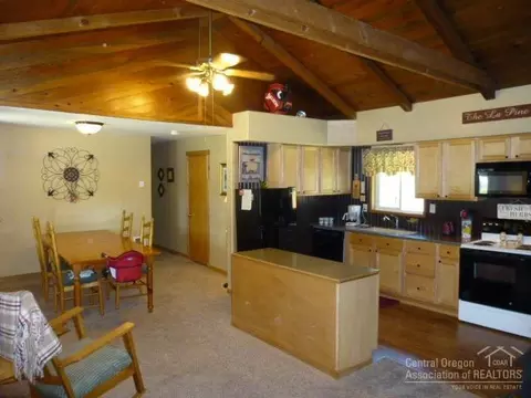 15990 6th St, La Pine, OR 97739 photo 2