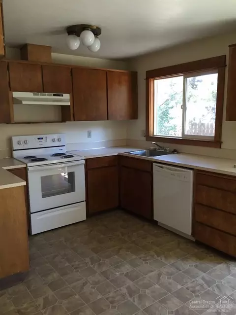 2744 NE Ocker, Bend, OR 97701 photo 2