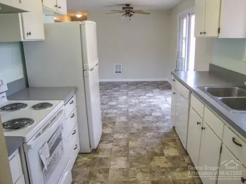 734 SE Sun Ln, Bend, OR 97702 photo 8