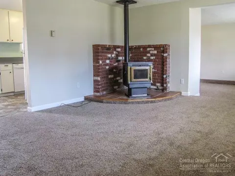 734 SE Sun Ln, Bend, OR 97702 photo 2