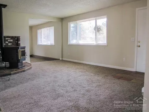 734 SE Sun Ln, Bend, OR 97702 photo 3