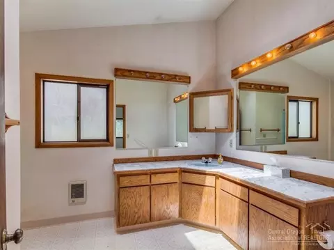 64145 Pioneer Loop, Bend, OR 97701 photo 10