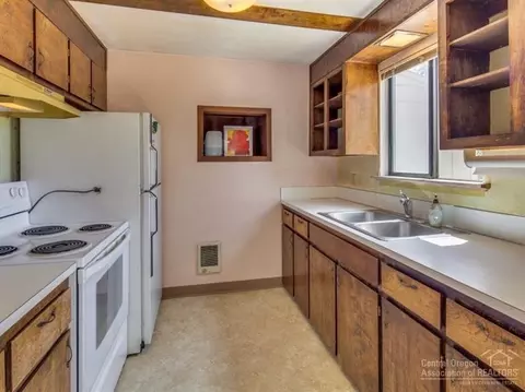 64145 Pioneer Loop, Bend, OR 97701 photo 3