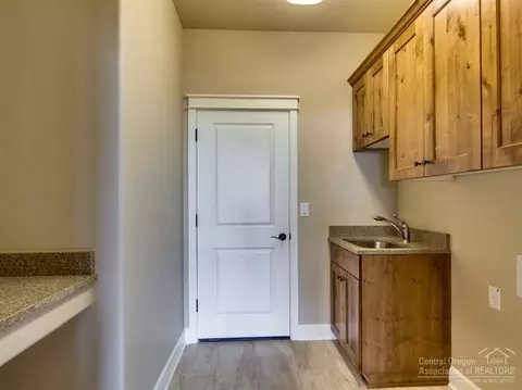 61064 Manhae Loop, Bend, OR 97702 photo 17