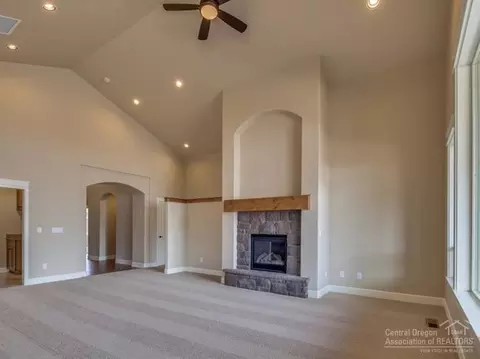 61064 Manhae Loop, Bend, OR 97702 photo 2