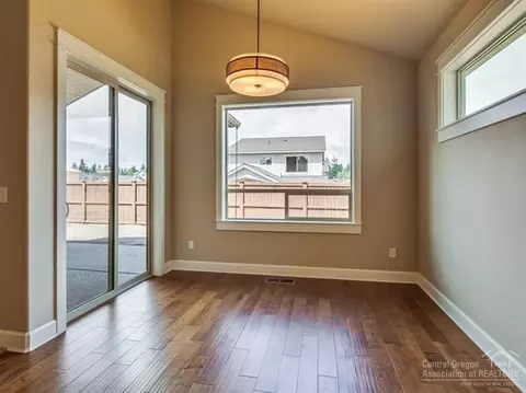61064 Manhae Loop, Bend, OR 97702 photo 8