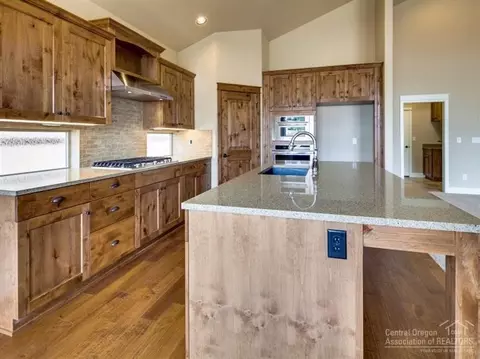 61064 Manhae Loop, Bend, OR 97702 photo 4