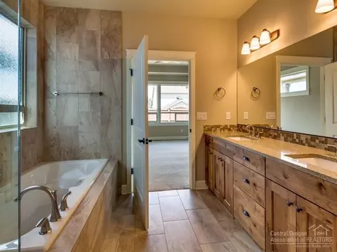 61064 Manhae Loop, Bend, OR 97702 photo 10