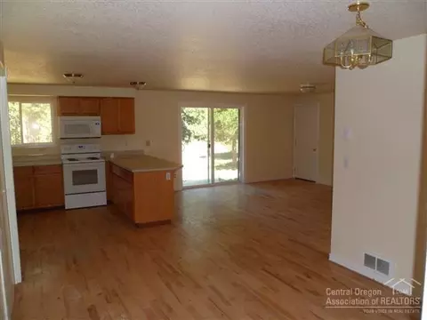 16172 Blackfeather, La Pine, OR 97739 photo 5