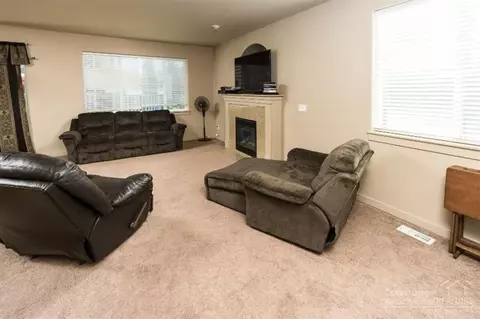 828 NE Locksley Dr, Bend, OR 97701 photo 3