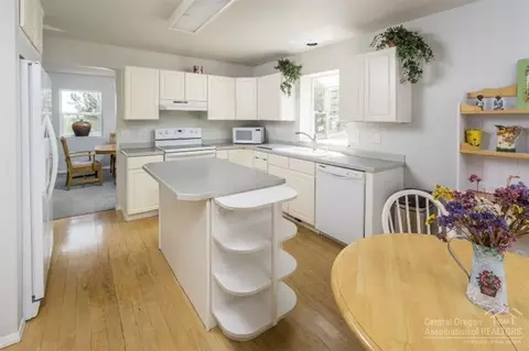 19060 Saddleback Ln, Bend, OR 97701 photo 2