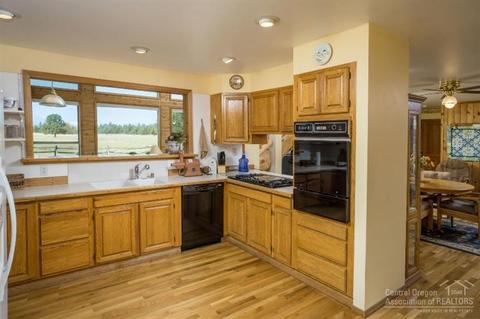 70090 Holmes Rd, Sisters, OR 97759 photo 9