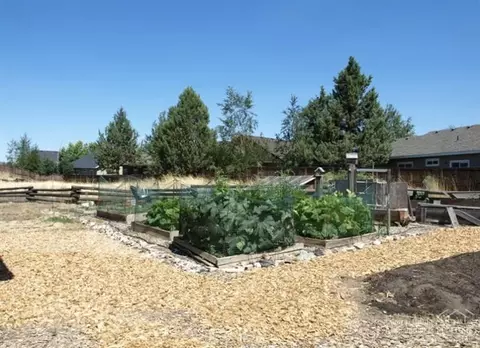 63699 Hunters Cir, Bend, OR 97701 photo 24