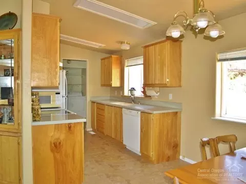 63699 Hunters Cir, Bend, OR 97701 photo 8