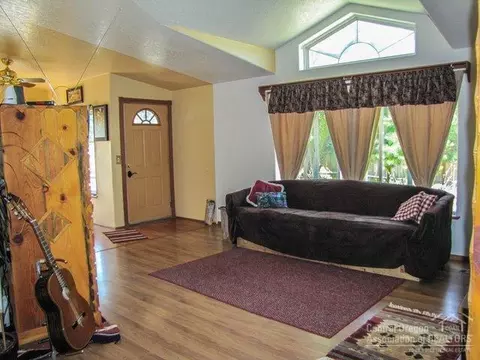 59920 Cheyenne Rd, Bend, OR 97702 photo 2