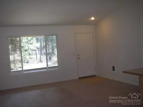 17196 Tholstrup Dr, Bend, OR 97707 photo 2