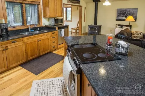 22355 Calgary Dr, Bend, OR 97702 photo 4