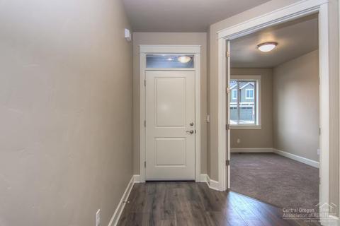 60374 SE Hedgewood Ln, Bend, OR 97702 photo 2