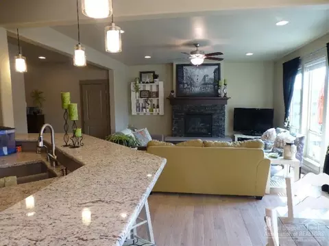 1085 NE 9th St, Bend, OR 97701 photo 6