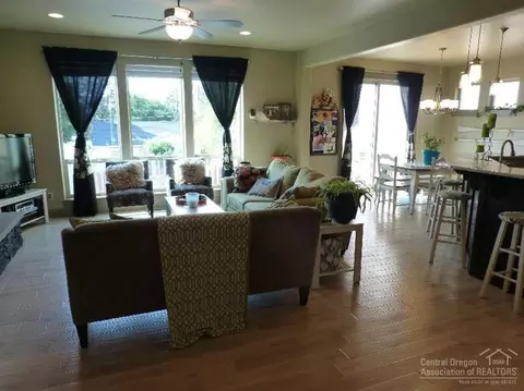 1085 NE 9th St, Bend, OR 97701 photo 2
