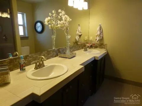 1085 NE 9th St, Bend, OR 97701 photo 11