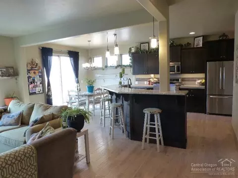 1085 NE 9th St, Bend, OR 97701 photo 3