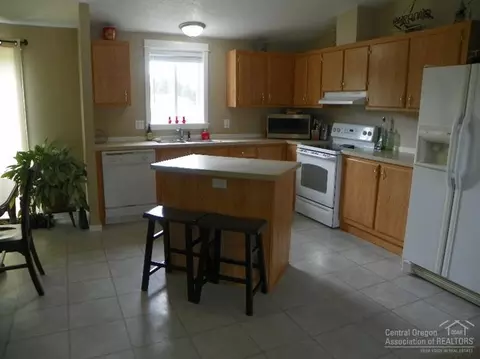 10405 Gallop Ct, La Pine, OR 97739 photo 4