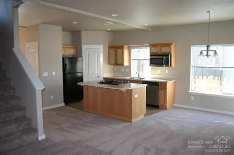 63229 NE Boyd Acres, Bend, OR 97701 photo 2