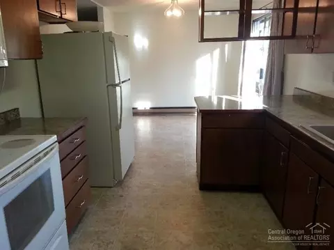 19909 Juniper, Bend, OR 97701 photo 5