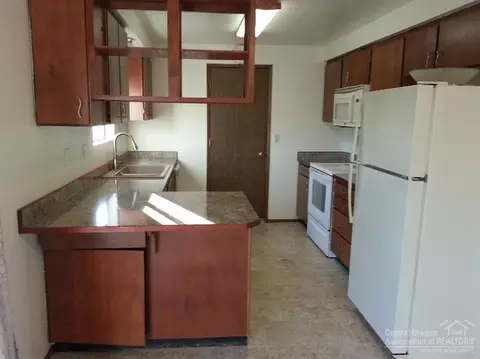 19909 Juniper, Bend, OR 97701 photo 4