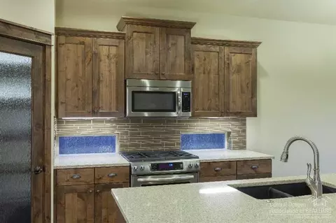 20899 Gateway Dr, Bend, OR 97702 photo 5