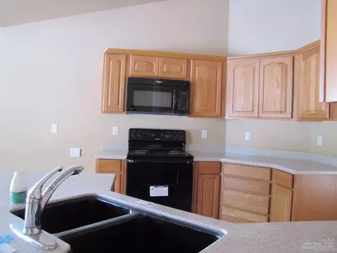 16228 Pine Drop Ln, La Pine, OR 97739 photo 3