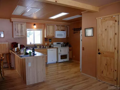 10437 Split Rail Rd, La Pine, OR 97739 photo 4