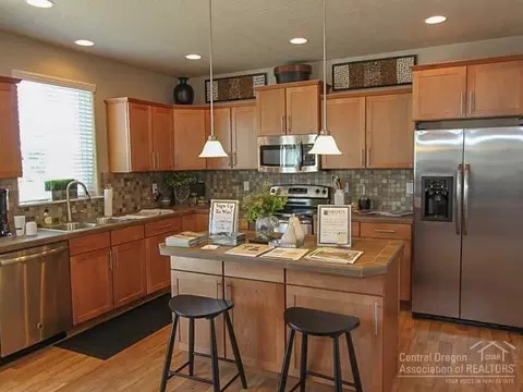 21205 Keyte Rd, Bend, OR 97701 photo 3