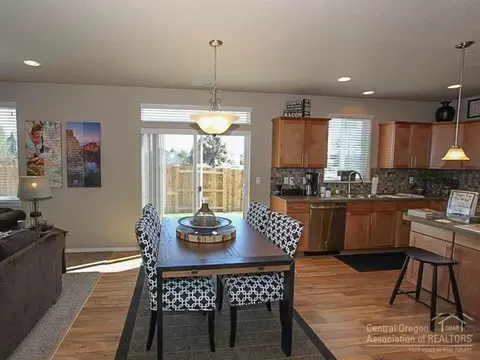 21205 Keyte Rd, Bend, OR 97701 photo 2