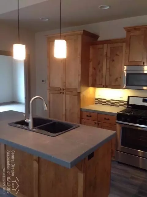 61752 Bridgecliff Dr, Bend, OR 97702 photo 3
