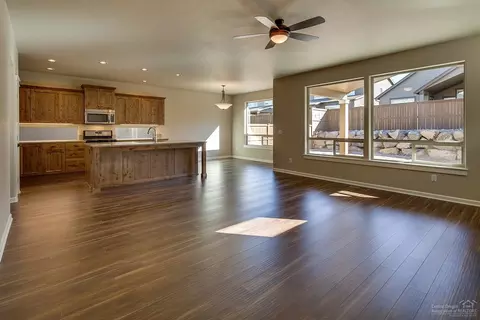 61034 Ambassador Dr, Bend, OR 97702 photo 3
