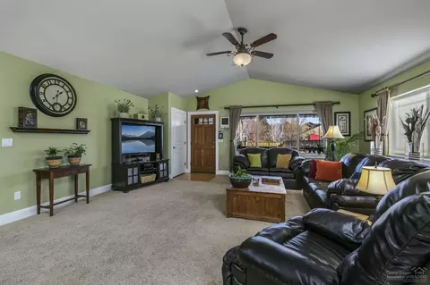 63447 Stacy Ln, Bend, OR 97701 photo 3