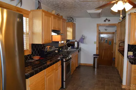320 SE High St, Mitchell, OR 97750 photo 4