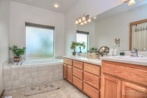 20758 Crestview Ct, Bend, OR 97701 photo 11